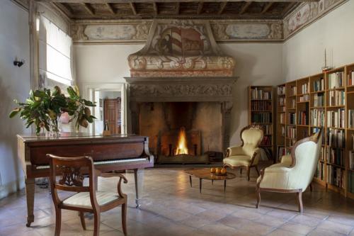 07_piano_and_fireplace_lounge