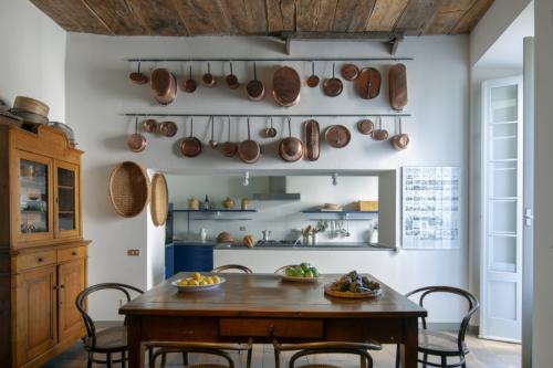 10_b_kitchen_table